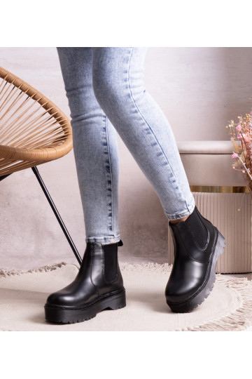 Juodos platforminės botkės...