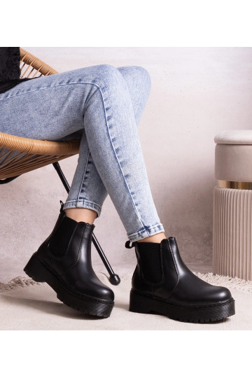 Juodos platforminės botkės... 2