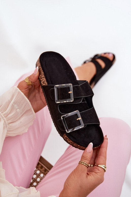 Moteriškos šlepetės su sagtimis Ant kamštinio pado juodos spalvos su širdelėmisle