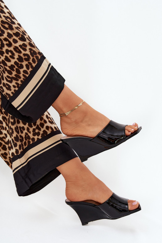 su lako efektu Moteriškos šlepetės Ant pleišto juodos spalvos Nelithin