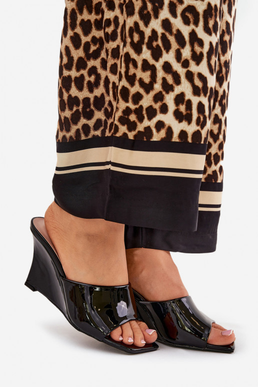 su lako efektu Moteriškos šlepetės Ant pleišto juodos spalvos Nelithin