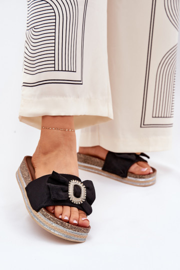 Moteriškos šlepetės su platforma su kaspinais I Ozdobną Broszką juodos spalvos Lenela