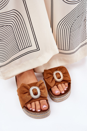 Moteriškos šlepetės su platforma su kaspinais I Ozdobną Broszką rudos spalvos Lenela