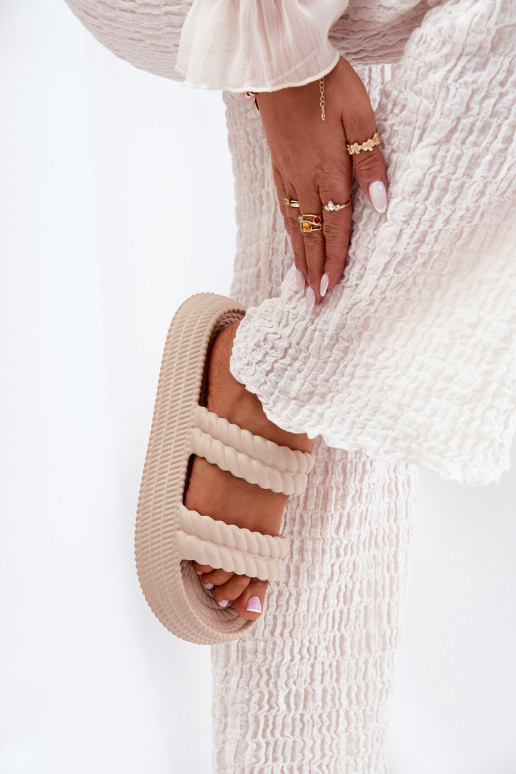 Lengvos šlepetės  Moteriškos šlepetės su platforma S.Barski ZK51-001 smėlio spalvos