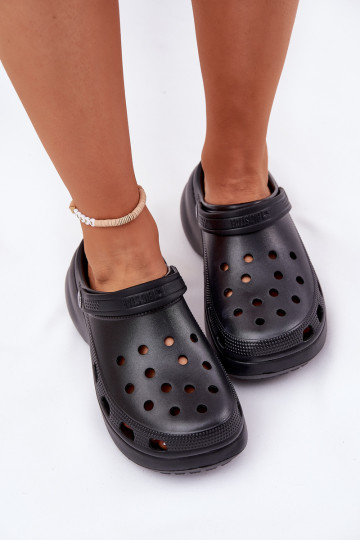 Lengvos šlepetės Moteriškos šlepetės su madingais masyviais padais Big Star RR274A118 juodos spalvos