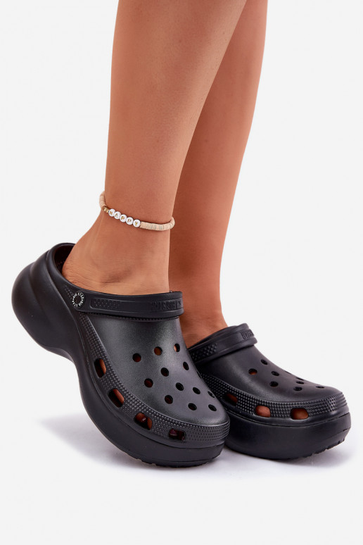 Lengvos šlepetės Moteriškos šlepetės su madingais masyviais padais Big Star RR274A118 juodos spalvos