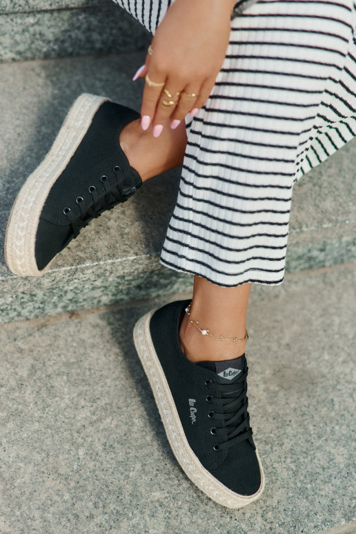 Laisvalaikio bateliai su nėriniais Lee Cooper LCIN-25-44-3216 juodos spalvos