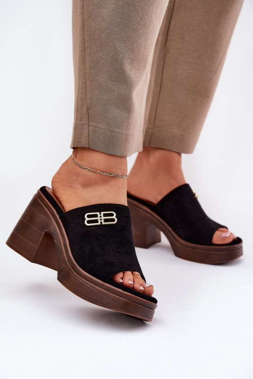 Moteriškos šlepetės Ant masyvių kulnų Ze aukso spalvosm Detalem Vinceza 17400 juodos spalvos