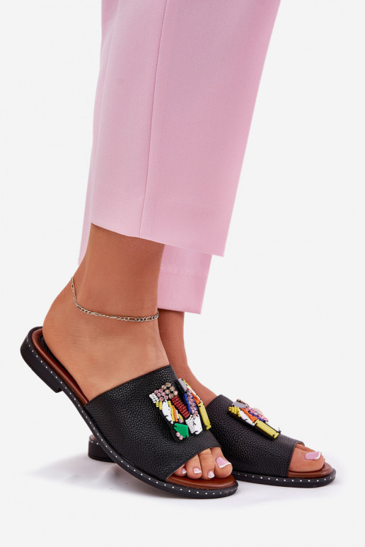 Moteriškos šlepetės su plačiais kulniukais su ornamentais juodos spalvos Clelione