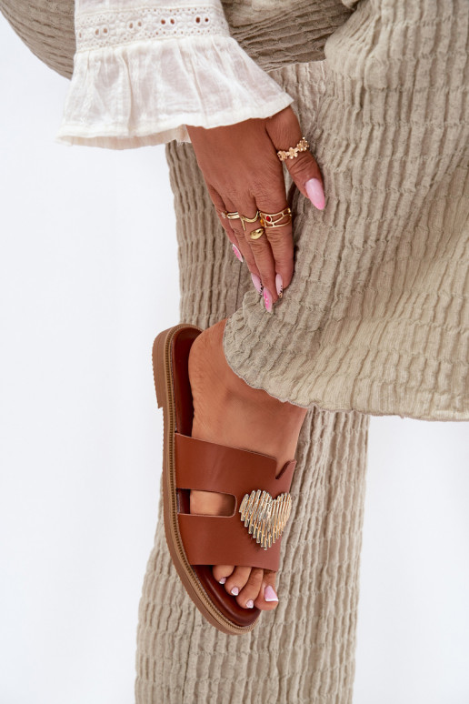 Moteriškos šlepetės su plačiais kulniukais su aukso spalvos detalėmis rudos spalvos Karinma