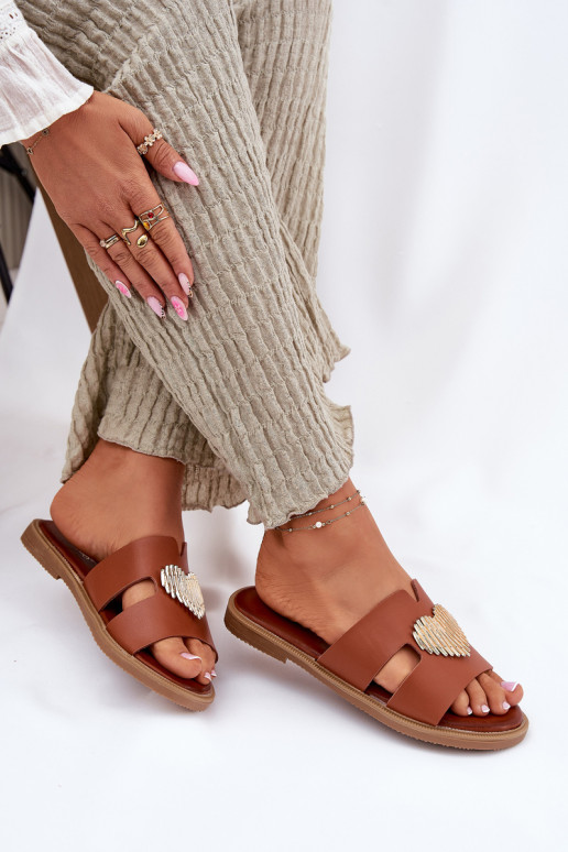 Moteriškos šlepetės su plačiais kulniukais su aukso spalvos detalėmis rudos spalvos Karinma