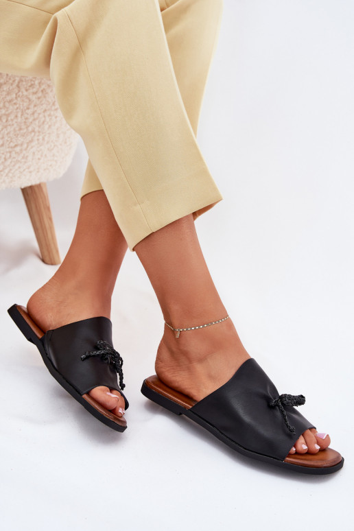 Moteriškos šlepetės su plačiais kulniukais Su puošniais INiązaniem juodos spalvos Norela