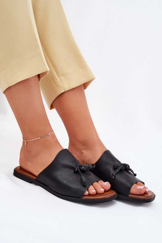 Moteriškos šlepetės su plačiais kulniukais Su puošniais INiązaniem juodos spalvos Norela