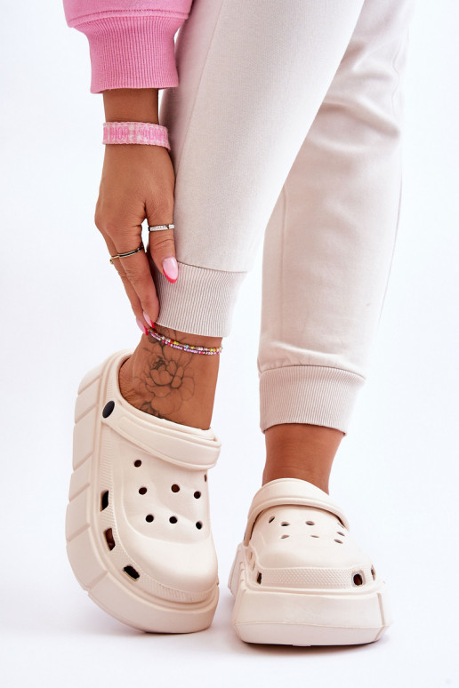 Crocs tipo šlepetės su paaukštinta platforma smėlio spalvos Beckett Crocs tipo šlepetės su paaukštinta platforma smėlio spalvos Beckett