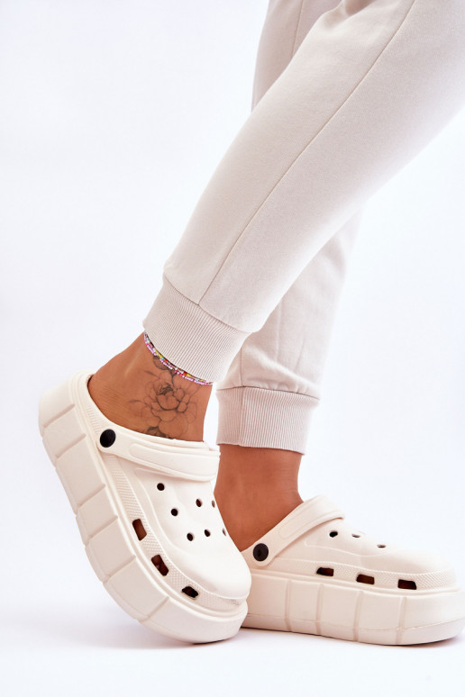 Crocs tipo šlepetės su paaukštinta platforma smėlio spalvos Beckett Crocs tipo šlepetės su paaukštinta platforma smėlio spalvos Beckett