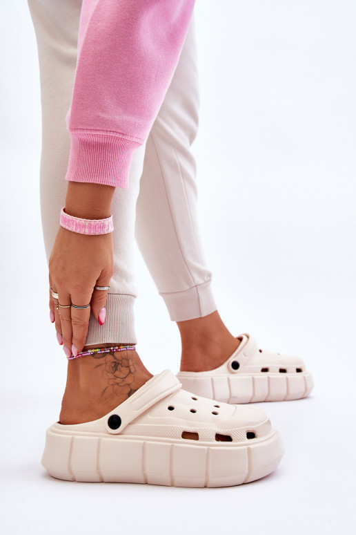 Crocs tipo šlepetės su paaukštinta platforma smėlio spalvos Beckett Crocs tipo šlepetės su paaukštinta platforma smėlio spalvos Beckett