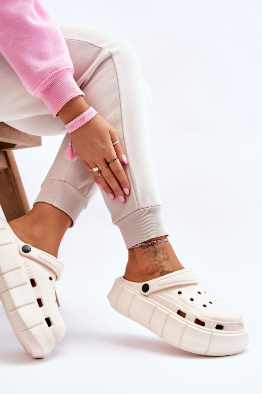 Crocs tipo šlepetės su paaukštinta platforma smėlio spalvos Beckett Crocs tipo šlepetės su paaukštinta platforma smėlio spalvos Beckett