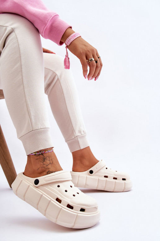 Crocs tipo šlepetės su paaukštinta platforma smėlio spalvos Beckett Crocs tipo šlepetės su paaukštinta platforma smėlio spalvos Beckett