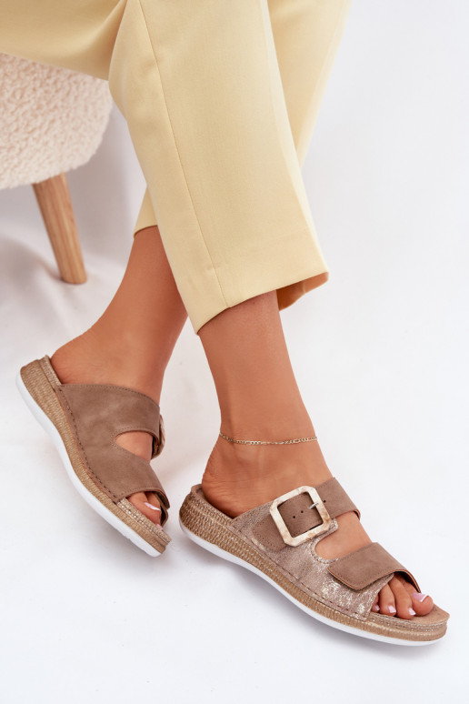 Moteriškos šlepetės su sagtimis I su limpančiu užsegimuem INBLU MK000013 rudos spalvos Moteriškos šlepetės su sagtimis I su limpančiu užsegimuem INBLU MK000013 rudos spalvos