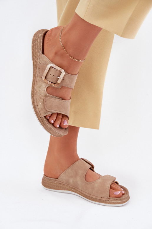 Moteriškos šlepetės su sagtimis I su limpančiu užsegimuem INBLU MK000013 smėlio spalvos Moteriškos šlepetės su sagtimis I su limpančiu užsegimuem INBLU MK000013 smėlio spalvos