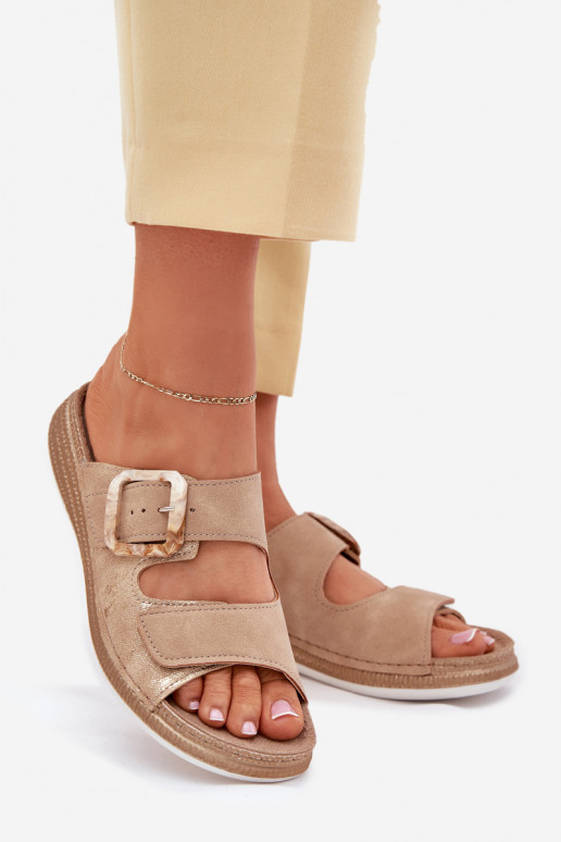 Moteriškos šlepetės su sagtimis I su limpančiu užsegimuem INBLU MK000013 smėlio spalvos Moteriškos šlepetės su sagtimis I su limpančiu užsegimuem INBLU MK000013 smėlio spalvos