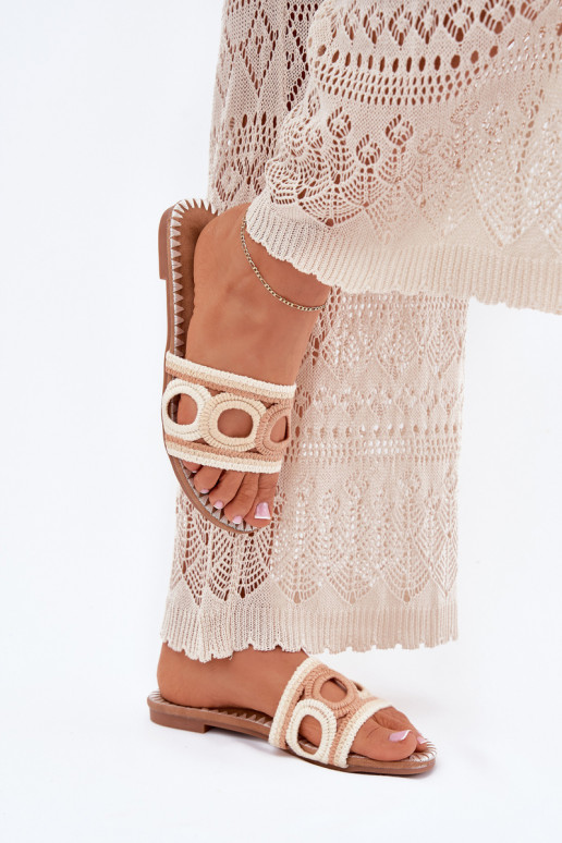 SzydełkoĮe Moteriškos šlepetės su plačiais kulniukais smėlio spalvos Nirina SzydełkoĮe Moteriškos šlepetės su plačiais kulniukais smėlio spalvos Nirina