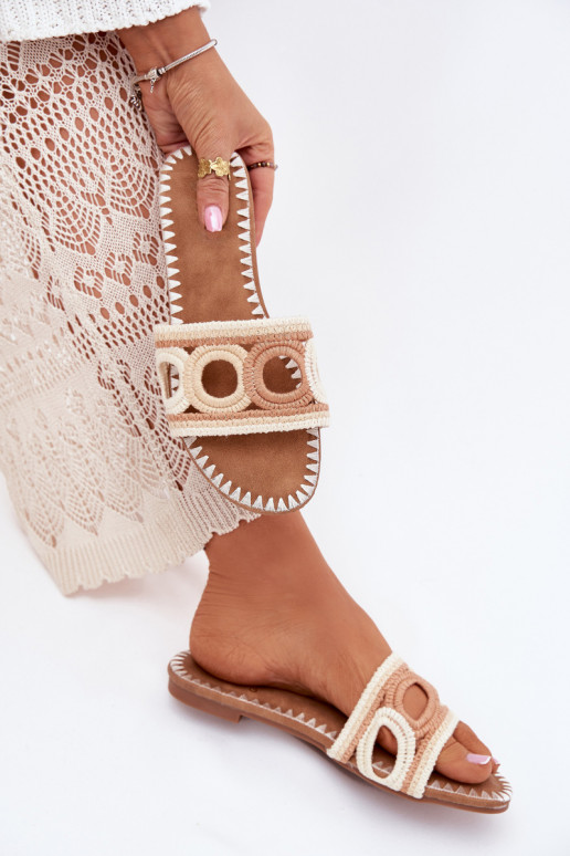 SzydełkoĮe Moteriškos šlepetės su plačiais kulniukais smėlio spalvos Nirina SzydełkoĮe Moteriškos šlepetės su plačiais kulniukais smėlio spalvos Nirina