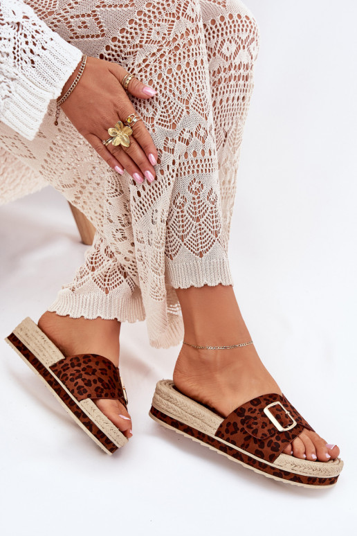 Moteriškos šlepetės su platforma su aukso spalvos sagtimis su leopardo kailio raštais Selira Moteriškos šlepetės su platforma su aukso spalvos sagtimis su leopardo kailio raštais Selira