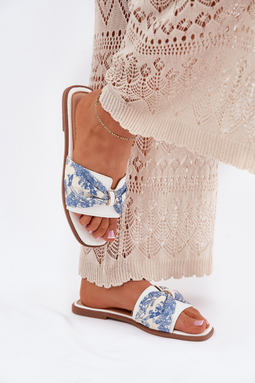 Moteriškos šlepetės su plačiais kulniukais su kaspinais baltos spalvos Avenza