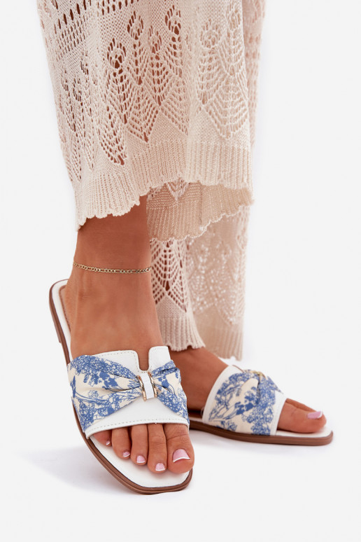 Moteriškos šlepetės su plačiais kulniukais su kaspinais baltos spalvos Avenza