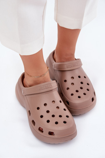 Lengvos šlepetės Moteriškos šlepetės su madingais masyviais padais Big Star RR274A121 smėlio spalvos