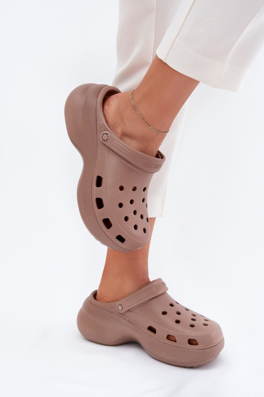 Lengvos šlepetės Moteriškos šlepetės su madingais masyviais padais Big Star RR274A121 smėlio spalvos