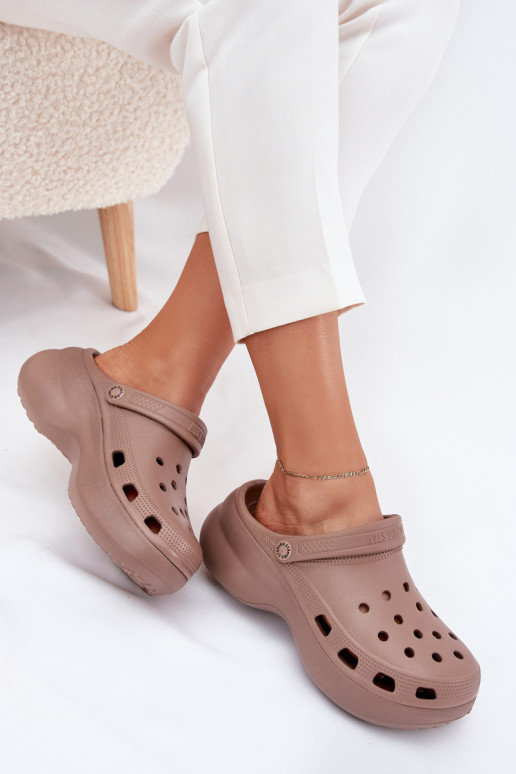 Lengvos šlepetės Moteriškos šlepetės su madingais masyviais padais Big Star RR274A121 smėlio spalvos