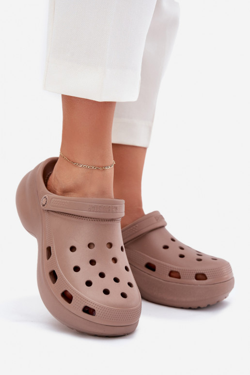 Lengvos šlepetės Moteriškos šlepetės su madingais masyviais padais Big Star RR274A121 smėlio spalvos