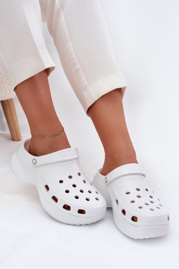 Lengvos šlepetės Moteriškos šlepetės su madingais masyviais padais Big Star RR274A119 baltos spalvos