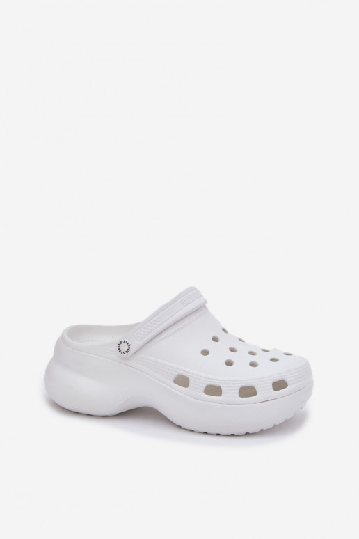 Lengvos šlepetės Moteriškos šlepetės su madingais masyviais padais Big Star RR274A119 baltos spalvos