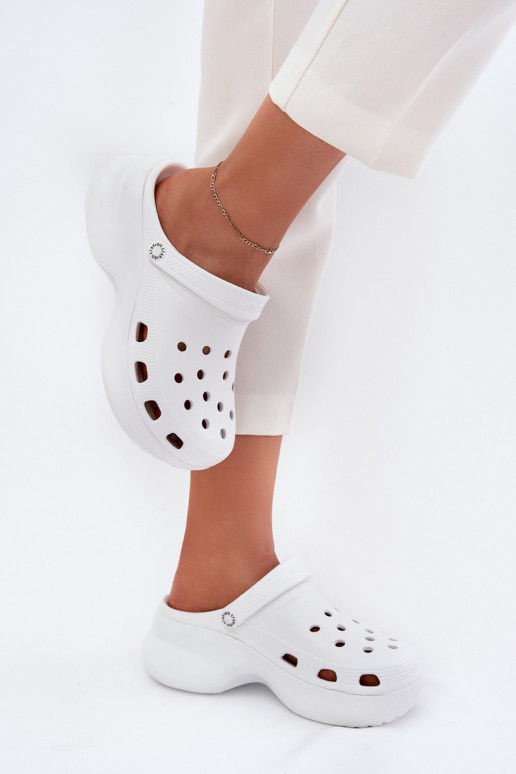 Lengvos šlepetės Moteriškos šlepetės su madingais masyviais padais Big Star RR274A119 baltos spalvos