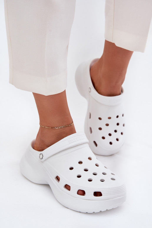 Lengvos šlepetės Moteriškos šlepetės su madingais masyviais padais Big Star RR274A119 baltos spalvos