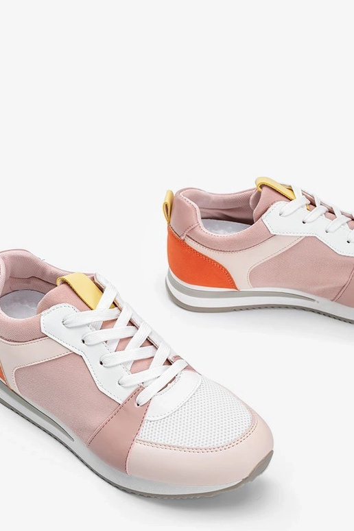 Balti bateliai su geltonais...