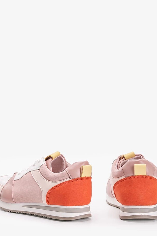 Balti bateliai su geltonais...