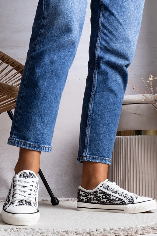 Juodi pinti sandalai, „Chimmie"