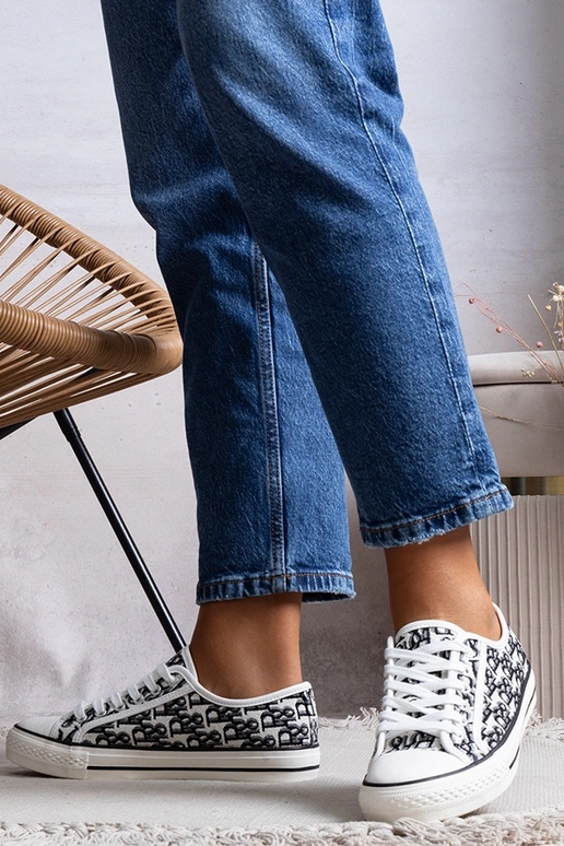 Juodi pinti sandalai, „Chimmie"