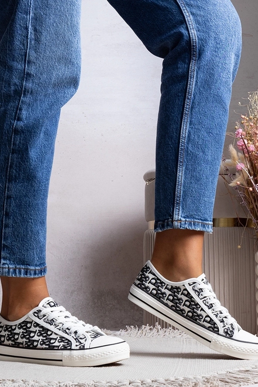 Juodi pinti sandalai, „Chimmie"