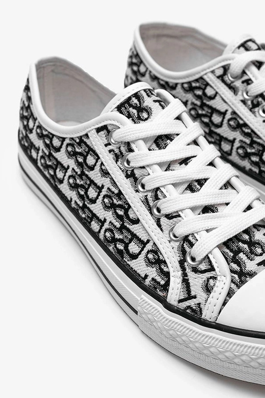 Juodi pinti sandalai, „Chimmie"