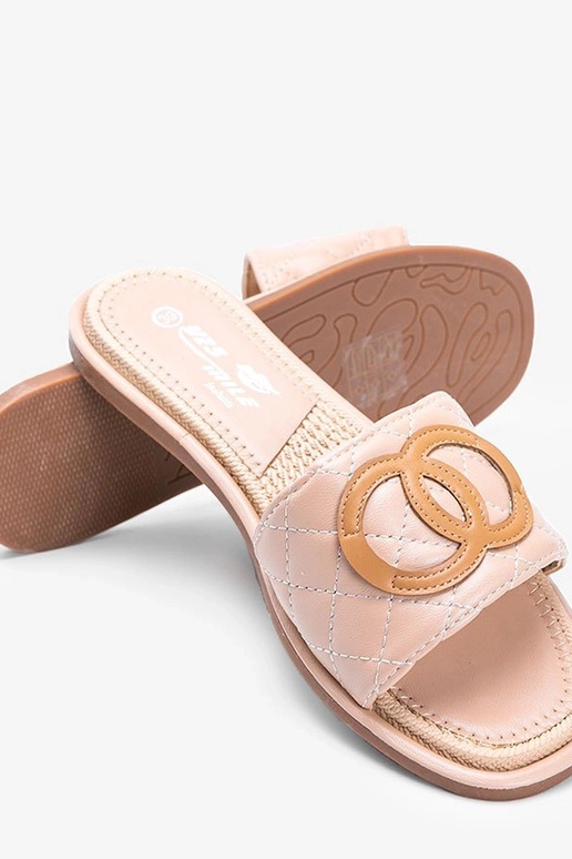 Smėlinės spalvos sandalai papuošti...