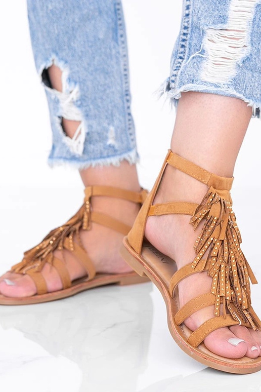 Juodi lakuoti sandalai ant kulniuko,...