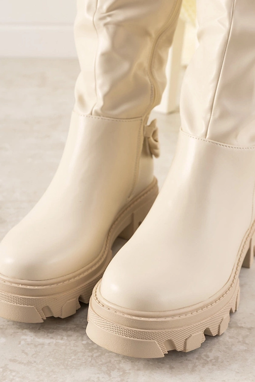 Juodi aulinukai su aukso grandine,...