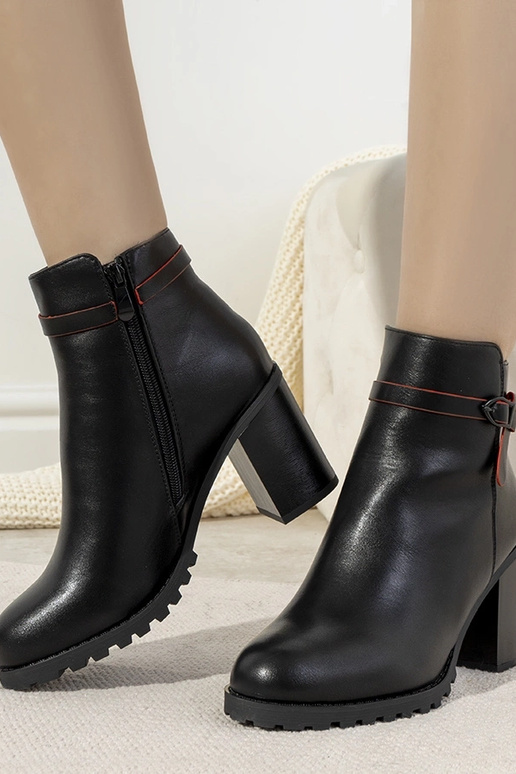 Juodi izoliuoti batai su Murray kulnu