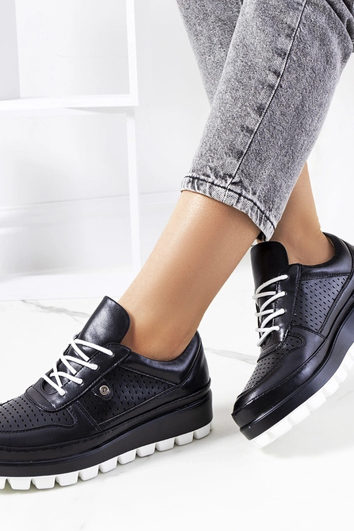 Violetiniai sportbačiai ant masyvios...