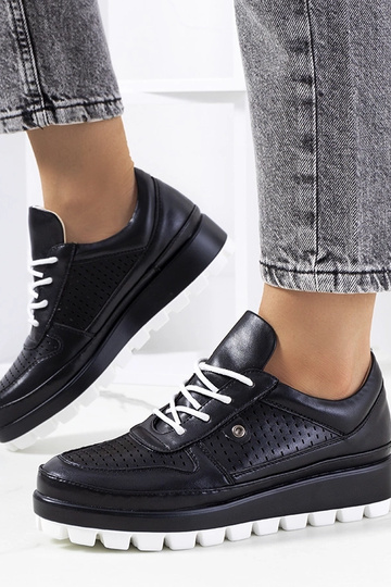 Violetiniai sportbačiai ant... 2